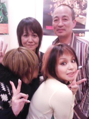 The Koda family 01 (Kumi with her mother, father and sister misono)
Parole chiave: koda kumi family