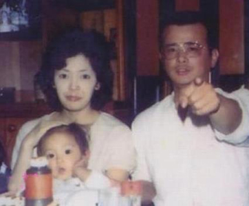 Baby Ayu with her mother and father
Parole chiave: ayumi hamasaki mother father